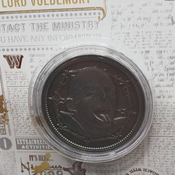 Harry Potter Limited Edition Knight Bus Medallion + Lord Voldemort Coin New - Picture 12 of 12